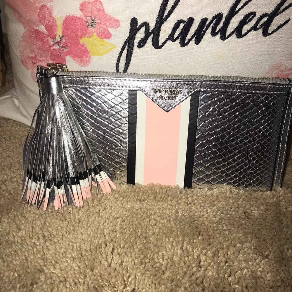 2/$10 Victoria’s Secret Clutch Silver